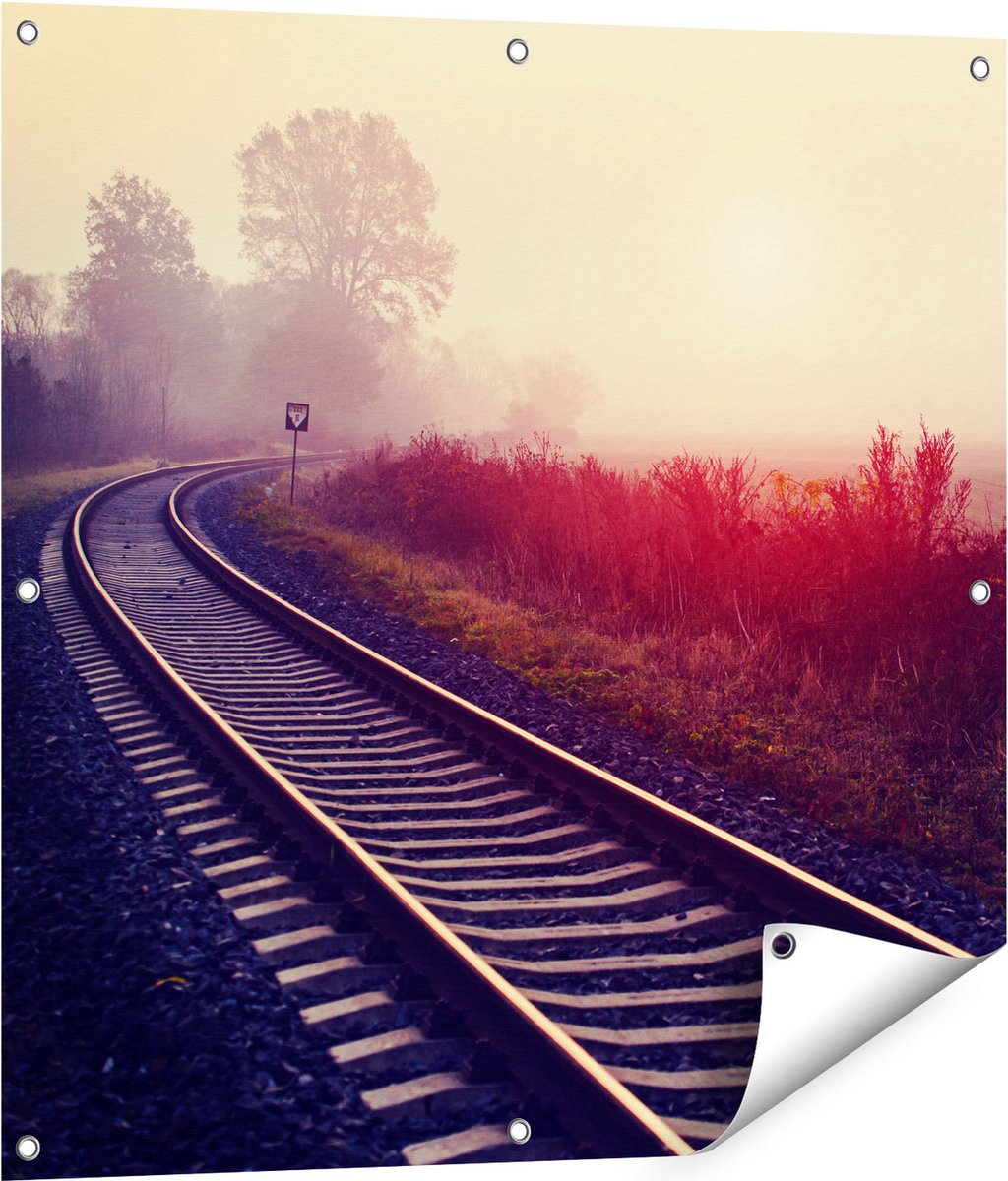 Gards Tuinposter Spoorweg Rails tijdens de Herfst met Mist - 80x80 cm - Tuindoek - Tuindecoratie - Wanddecoratie buiten - Tuinschilderij Multikleur