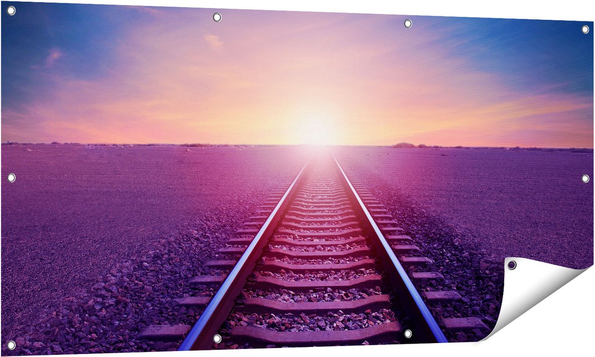 Gards Tuinposter Rails Spoorweg in de Woestijn bij Zonondergang - 140x70 cm - Tuindoek - Tuindecoratie - Wanddecoratie buiten - Tuinschilderij Multikleur