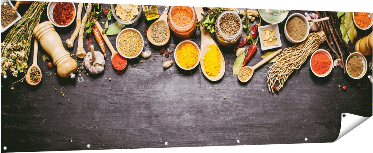 Gards Tuinposter Indiase Kruiden op een Zwarte Tafel - 210x70 cm - Tuindoek - Tuindecoratie - Wanddecoratie buiten - Tuinschilderij Multikleur