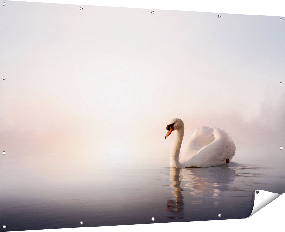 Gards Tuinposter Zwaan in het Water tijdens de Mist - 180x120 cm - Tuindoek - Tuindecoratie - Wanddecoratie buiten - Tuinschilderij Multikleur