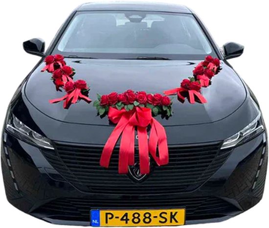 Décoration avec des fleurs sur un capot de voiture pour un mariage