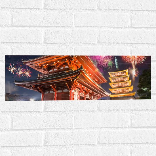 Muursticker - Japanse Tempel omringd door Verschillende Kleuren Vuurwerkpijlen - 60x20 cm Foto op Muursticker