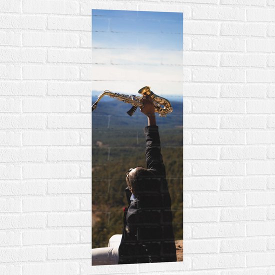 Muursticker - Man met Trompet aan de Rand van Cliff met Uitzicht - 40x120 cm Foto op Muursticker