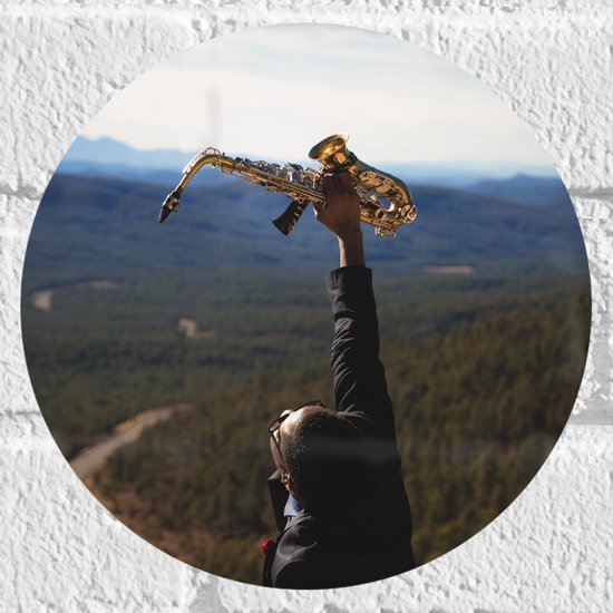 Muursticker Cirkel - Man met Trompet aan de Rand van Cliff met Uitzicht - 20x20 cm Foto op Muursticker