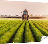 Gards Tuinposter Rode Tractor op het Veld aan het Sproeien - 160x120 cm - Tuindoek - Tuindecoratie - Wanddecoratie buiten - Tuinschilderij