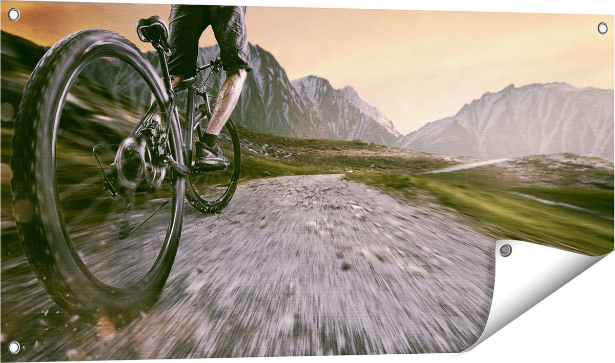 Gards Tuinposter Moutainbike Fietser in de Bergen - 100x50 cm - Tuindoek - Tuindecoratie - Wanddecoratie buiten - Tuinschilderij Multikleur