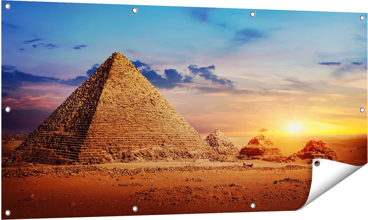Gards Tuinposter Egyptische Piramides in de Woestijn - 140x70 cm - Tuindoek - Tuindecoratie - Wanddecoratie buiten - Tuinschilderij Multikleur