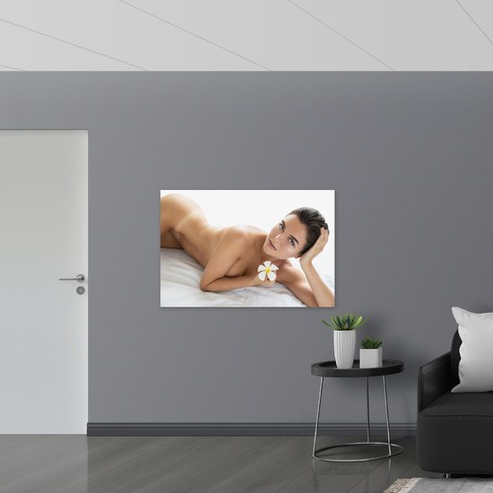 Hout - Sexy Naakte Vrouw met Klein Wit Bloemetje - 120x80 cm - 9 mm dik - Foto op Hout (Met Ophangsysteem)