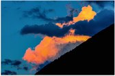 Poster Glanzend – Lichte en Donkere Wolken in de Lucht achter Berg - 60x40 cm Foto op Posterpapier met Glanzende Afwerking