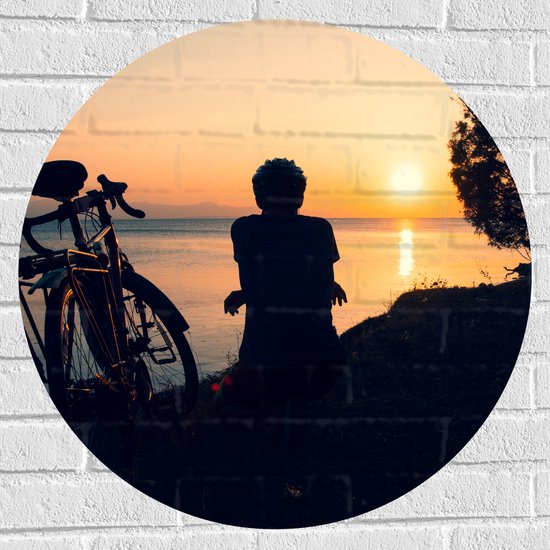 Muursticker Cirkel - Silhouet van Rustende Fietser met Fiets aan het Water bij Zonsondergang - 70x70 cm Foto op Muursticker