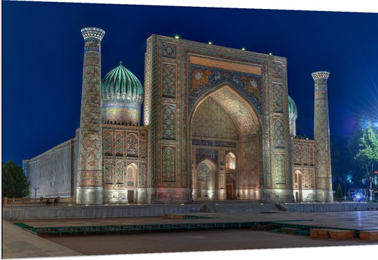 Dibond - Sher Dor Madrasah Tempel in Oezbekistan - 150x100 cm Foto op Aluminium (Met Ophangsysteem)