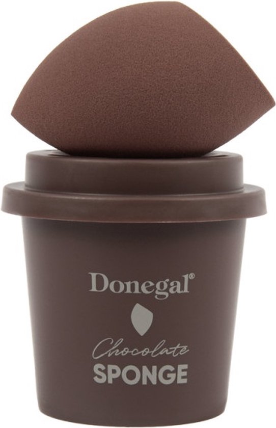 Bruine make-up spons met houder, met "Donegal" en "Chocolate SPONGE" opschrift.