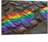 Dibond - Regenboog Lichtstralen op Stenen - 100x75 cm Foto op Aluminium (Met Ophangsysteem)