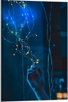 Acrylglas - Hand met Blauwe Elektriciteitsdraden - 60x90 cm Foto op Acrylglas (Wanddecoratie op Acrylaat)