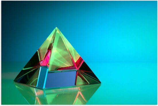 Poster (Mat) - Piramidevorm in Verschillende Kleuren tegen Blauwe Achtergrond - 75x50 cm Foto op Posterpapier met een Matte look