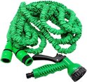 Een groene, flexibele tuinslang met sproeikop en koppelingen.