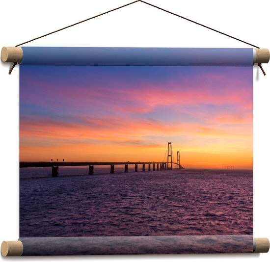Textielposter - Uitzicht op De Grote Beltbrug tijdens Zonsondergang in Korsør, Denemarken - 40x30 cm Foto op Textiel