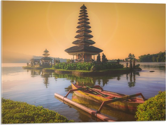 Acrylglas - Smalle Hoge Pura Ulun Danu Bratan Tempel omringd door Water in Indonesië - 80x60 cm Foto op Acrylglas (Wanddecoratie op Acrylaat)