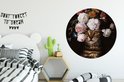 Ronde muurcirkel met een kat met een bloemenkrans op de kop, in een slaapkamer.