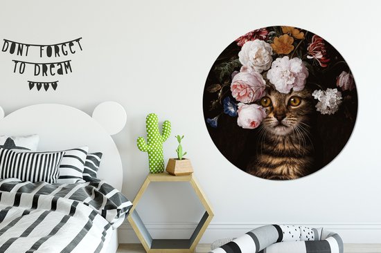 Ronde muurcirkel met een kat met een bloemenkrans op de kop, in een slaapkamer.