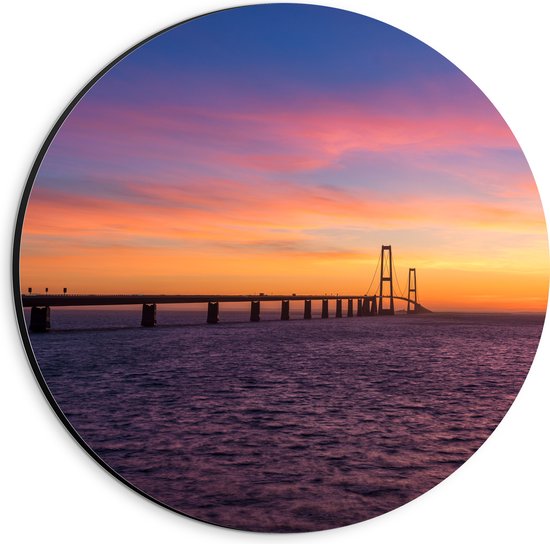 Dibond Muurcirkel - Uitzicht op De Grote Beltbrug tijdens Zonsondergang in Korsør, Denemarken - 20x20 cm Foto op Aluminium Muurcirkel (met ophangsysteem)