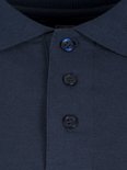 Detail van de knoopsluiting en kraag van een donkerblauw poloshirt.