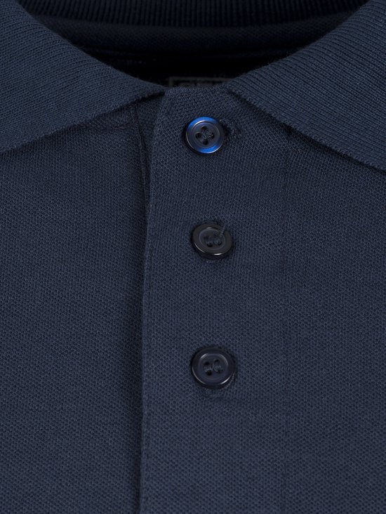 Detail van de knoopsluiting en kraag van een donkerblauw poloshirt.