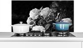 Spatscherm keuken 100x50 cm - Kookplaat achterwand Bloemen - Zwart wit - Natuur - Planten - Rozen - Muurbeschermer - Spatwand fornuis - Hoogwaardig aluminium