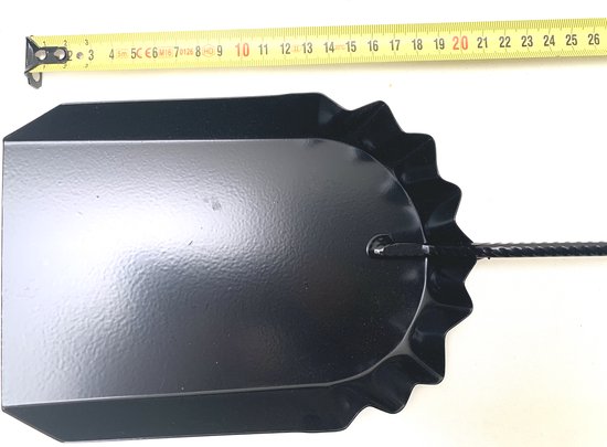 Zwarte metalen asseepschep met gekartelde rand, naast een rolmaat van 30 cm.