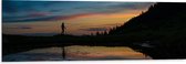 Dibond - Silhouet van Wandelenaar langs Meer in Berggebied tijdens de Avond - 120x40 cm Foto op Aluminium (Wanddecoratie van metaal)
