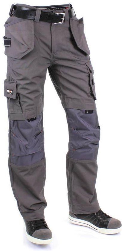 Grijze werkbroek met donkergrijze accenten op de knieën, diverse zakken, op een model.