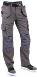 Grijze werkbroek met donkergrijze accenten op de knieën, diverse zakken, op een model.