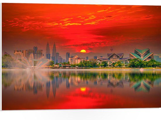 PVC Schuimplaat - Skyline van De Stad Kuala Lumpur in Indonesië tijdens Zonsondergang - 75x50 cm Foto op PVC Schuimplaat (Met Ophangsysteem)