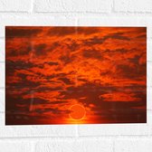 Muursticker - Rode Gloed in Lucht door Complete Zonsverduistering - 40x30 cm Foto op Muursticker