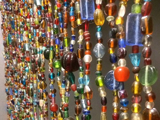 Rideau en perles de verre multicolore