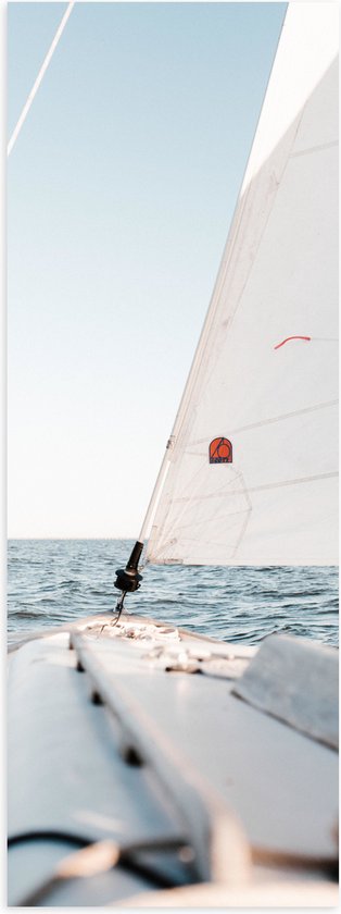 Poster (Mat) - Witte Zeilboot over de Golven van de Zee op Zonnige Dag - 30x90 cm Foto op Posterpapier met een Matte look