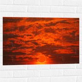 Muursticker - Rode Gloed in Lucht door Complete Zonsverduistering - 75x50 cm Foto op Muursticker
