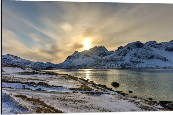Dibond - Landschap bedekt door Sneeuw tijdens Zonsondergang - 90x60 cm Foto op Aluminium (Met Ophangsysteem)