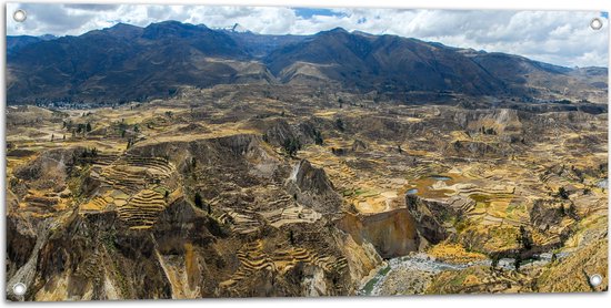 WallClassics - Tuinposter – Uitzicht over Bergen in Peru - 100x50 cm Foto op Tuinposter (wanddecoratie voor buiten en binnen)