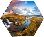 Dibond Hexagon - Kirkjuffel Berg in Landschap van IJsland - 60x52.2 cm Foto op Hexagon (Met Ophangsysteem)