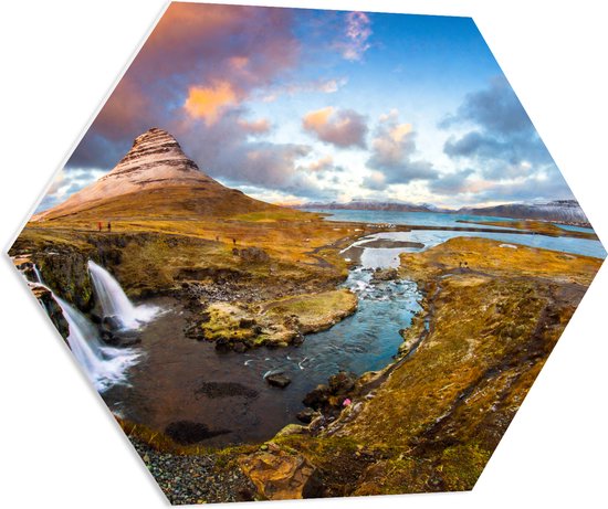 PVC Schuimplaat Hexagon - Kirkjuffel Berg in Landschap van IJsland - 70x60.9 cm Foto op Hexagon (Met Ophangsysteem)