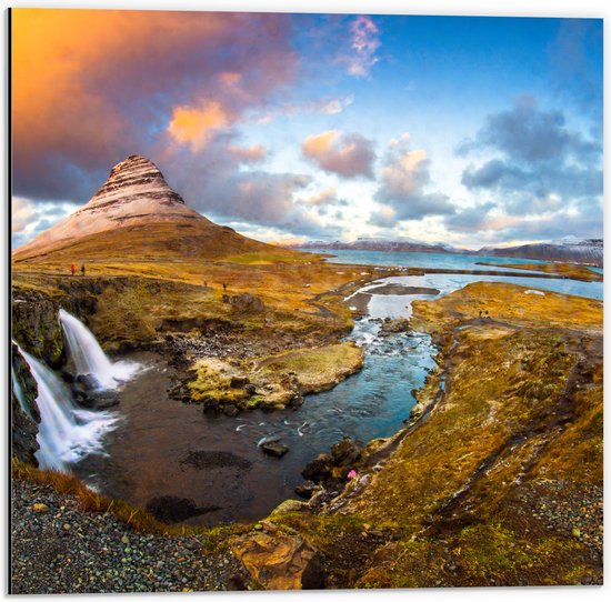 Dibond - Kirkjuffel Berg in Landschap van IJsland - 50x50 cm Foto op Aluminium (Wanddecoratie van metaal)
