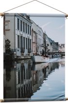 Textielposter - Gebouwen aan het Water met Boot - 60x80 cm Foto op Textiel