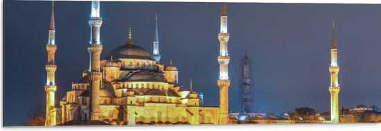 WallClassics - Dibond - Sultan AhmetMoskee in de Nacht in Istanbul, Turkije - 90x30 cm Foto op Aluminium (Met Ophangsysteem)