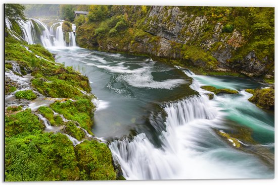 WallClassics - Dibond - Wild Stromende Watervalln in Begroeid Bosgebied - 60x40 cm Foto op Aluminium (Met Ophangsysteem)