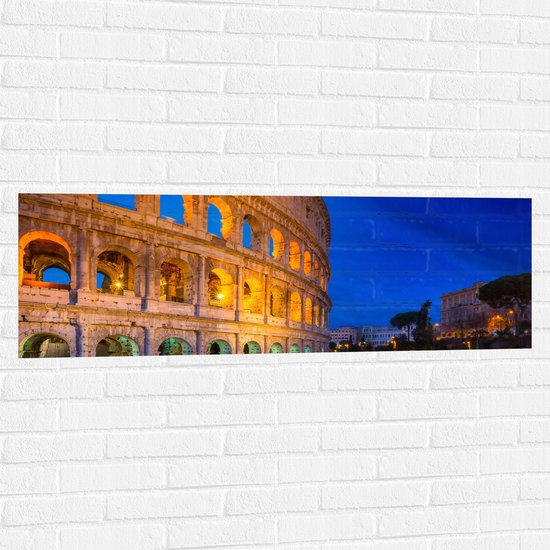 WallClassics - Muursticker - Voetpad langs Colloseum van Rome in de Avond - 120x40 cm Foto op Muursticker