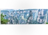 PVC Schuimplaat - Hoge Stijle Rotsen met Minimale Begroeiing in Zhangjiajie, China - 60x20 cm Foto op PVC Schuimplaat (Met Ophangsysteem)