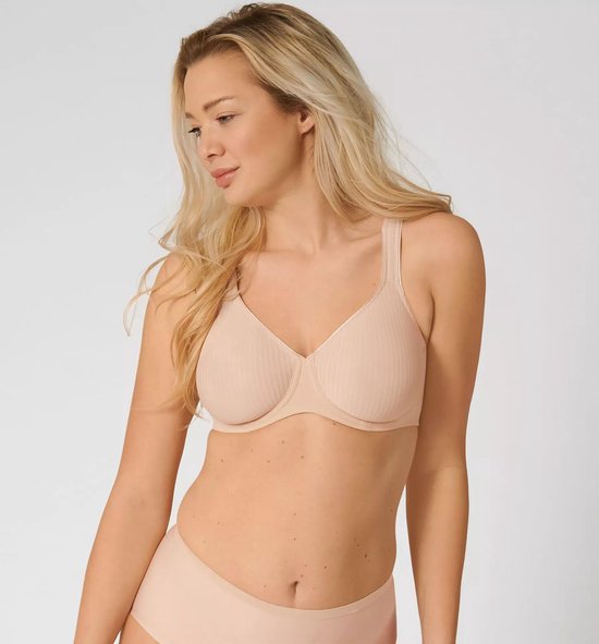 Model van een vrouw in een huidkleurige beha met verticale ribbeltextuur, verstelbare bandjes en naadloze cups.