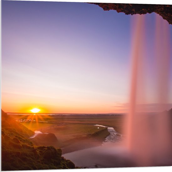 Acrylglas - Achter een Waterval in het Natuur Landschap van IJsland - 80x80 cm Foto op Acrylglas (Met Ophangsysteem)