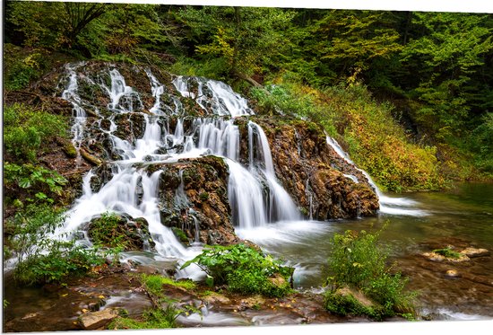 WallClassics - Dibond - Snelstromend Water over Rotsen in Groen Natuurgebied - 120x80 cm Foto op Aluminium (Wanddecoratie van metaal)